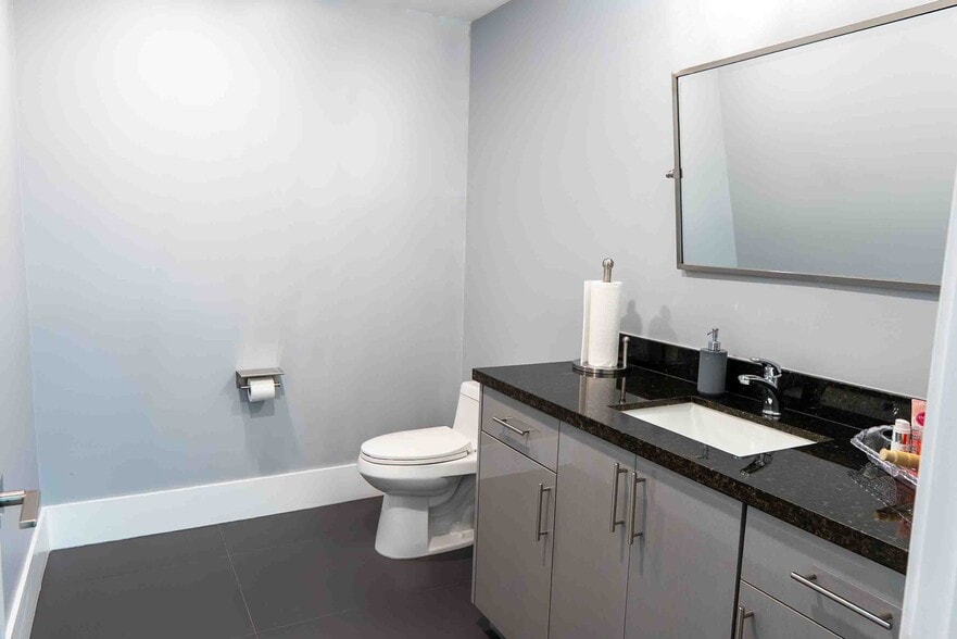 More Photos Of 500 W 84th St, Hialeah Warehouse For Sale