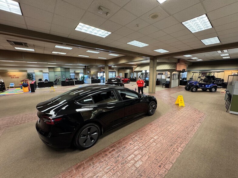 More Photos Of 6801 Hedge Lane Ter, Shawnee Showroom For Sale