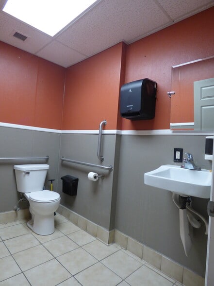 More Photos Of 800-826 S Front St, Mankato Storefront For Lease