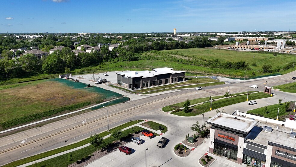 More Photos Of 10100 Plum Dr, Urbandale Restaurant For Lease