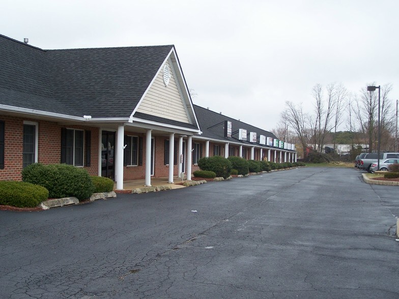 More Photos Of 5609-5621 Dupont Pky, Smyrna Office For Lease