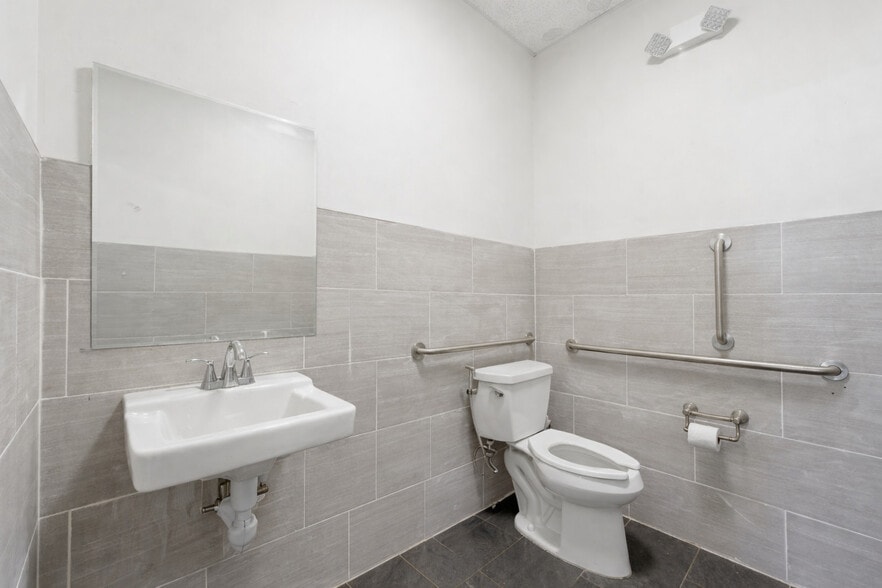 More Photos Of 27-16 Broadway, Fair Lawn Land For Lease