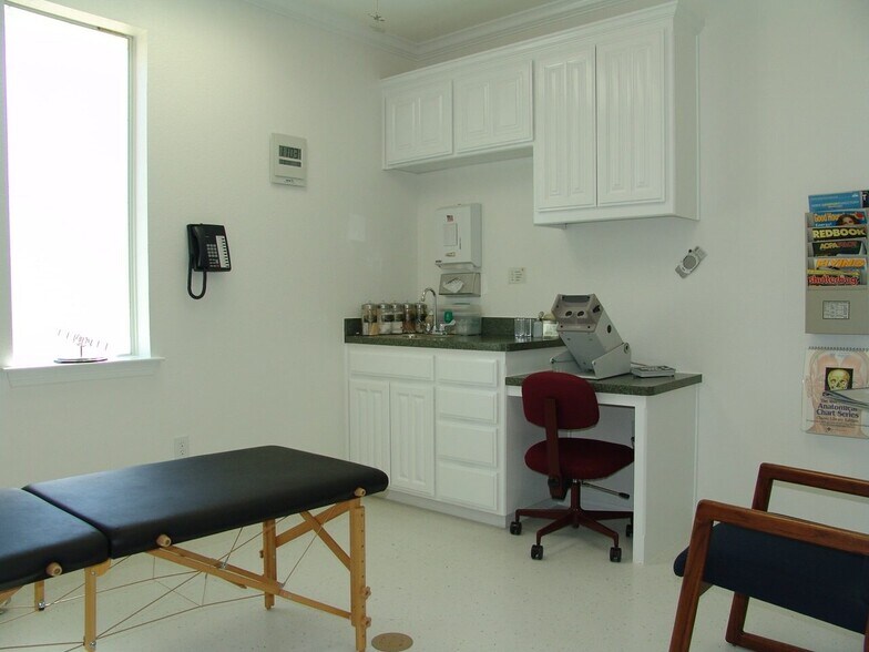 More Photos Of 1609 Circle Ln, Bedford Medical For Sale