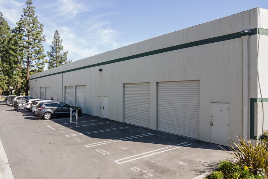 More Photos Of 9304-9320 Deering Ave, Chatsworth Warehouse For Lease