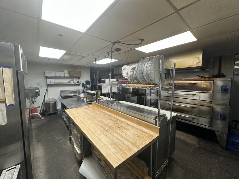 More Photos Of 902 N State St, Bellingham General Retail For Lease