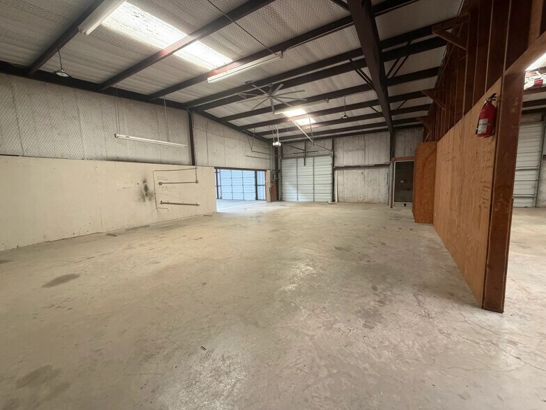 More Photos Of 120 Taylor Plaza Dr, Greenville Flex For Lease