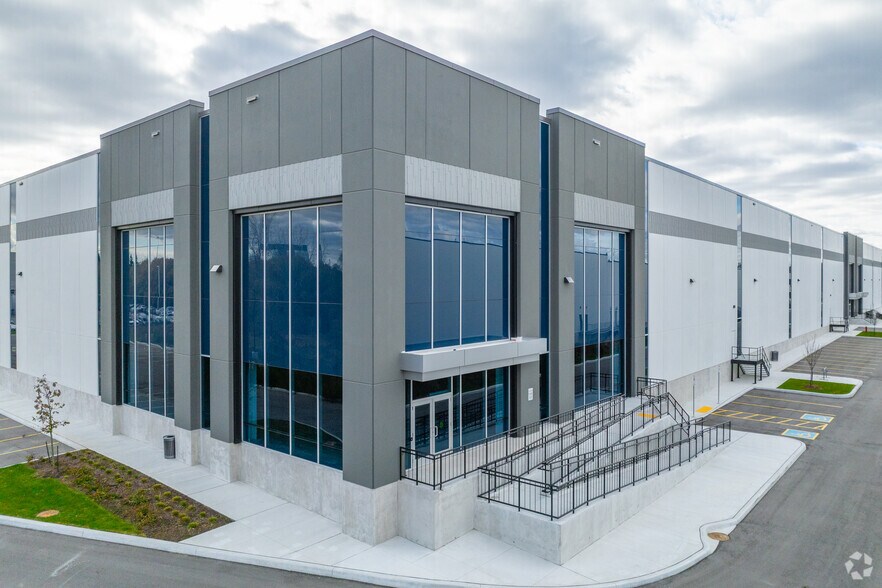 More Photos Of 112 E Beaver Creek Rd, Richmond Hill Warehouse For Lease