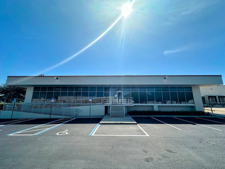 More Photos Of 7475 Chancellor Dr, Orlando Warehouse For Lease
