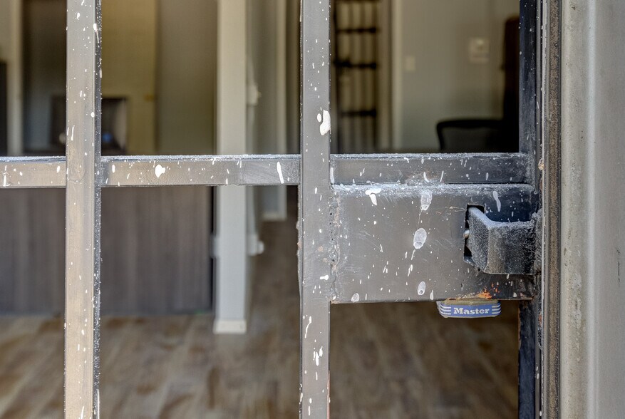 More Photos Of 8002-8004 Homestead, Houston Freestanding For Sale