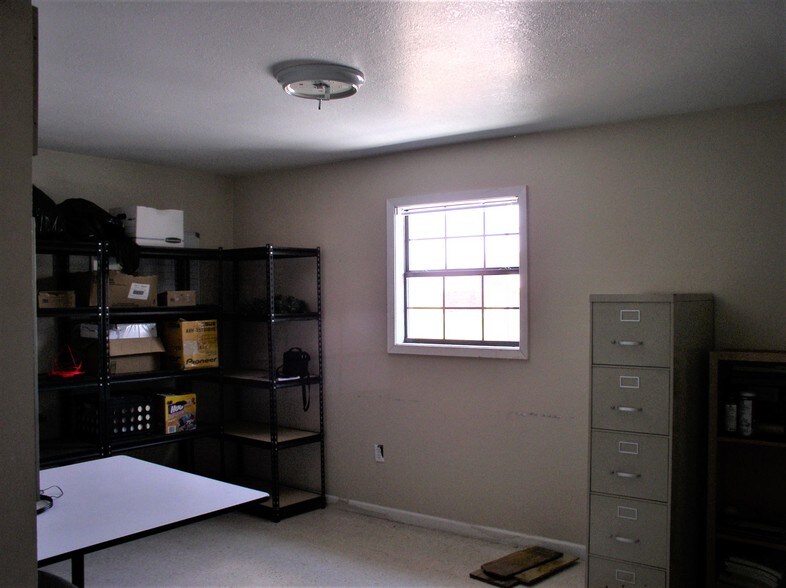 More Photos Of 1009 W Heaton St, Cuero Office For Sale