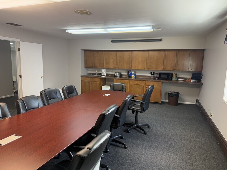 More Photos Of 4040 S Meridian St, Indianapolis Office For Lease