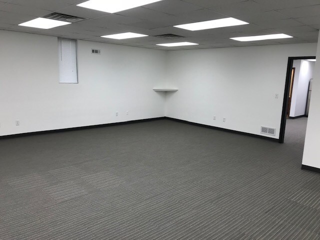 More Photos Of 5900 N 58th St, Lincoln Showroom For Lease