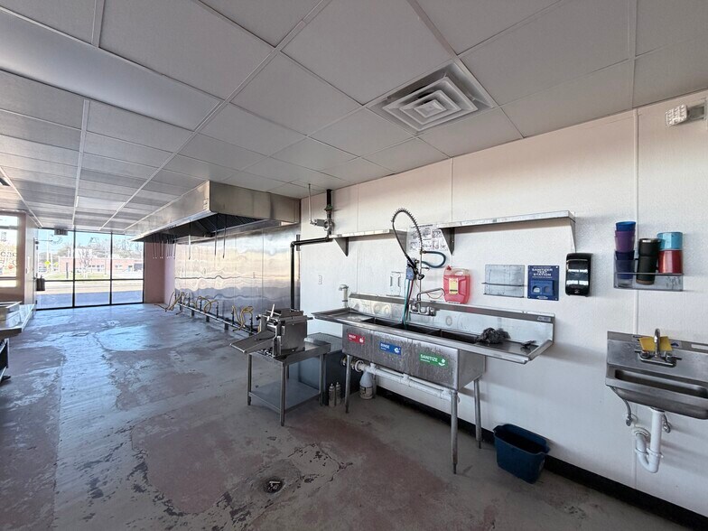 More Photos Of 3393-3437 Summer Ave, Memphis Storefront For Lease