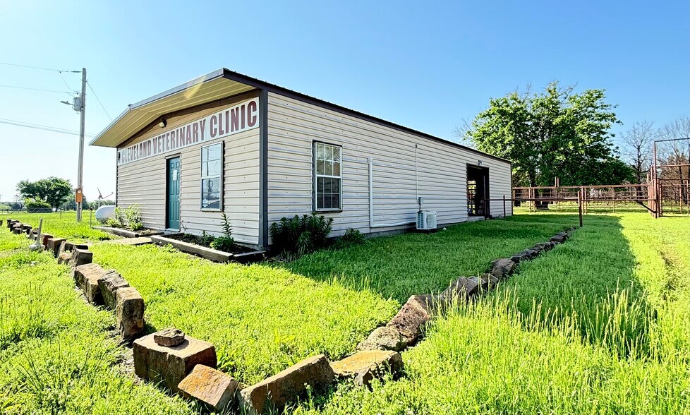 Primary Photo Of 369104 E Old Highway 64, Cleveland Veterinarian Kennel For Lease