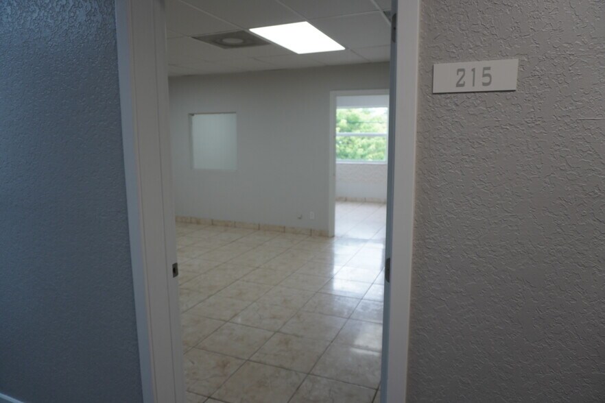More Photos Of 2520-2650 N University Dr, Sunrise Unknown For Lease