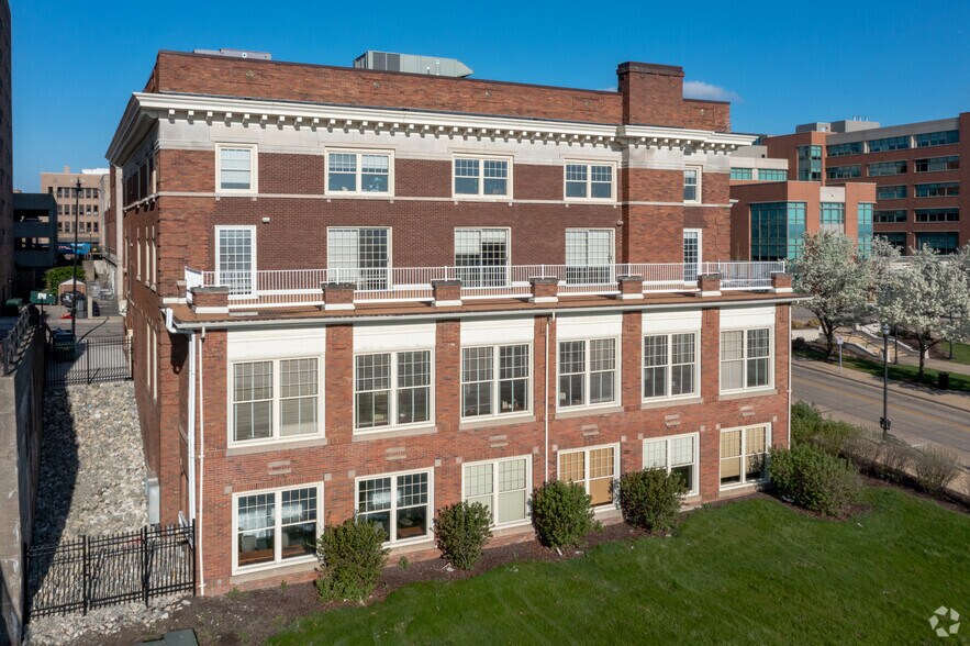 Primary Photo Of 601 Lake Ave, Racine Office For Lease