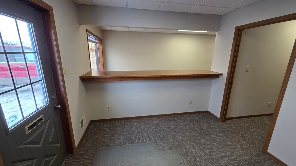 More Photos Of 1710 Lincoln Ave, Spirit Lake Office For Lease