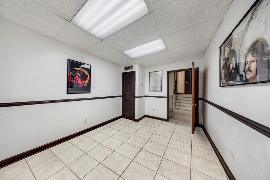 More Photos Of 7953-7967 NW 64th St, Miami Warehouse For Lease