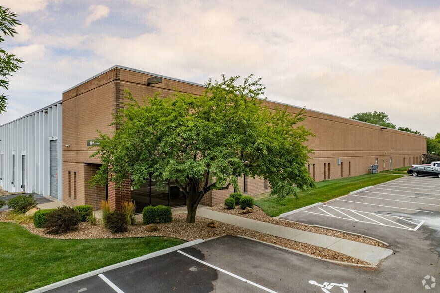 More Photos Of 9734-9742 Pflumm Rd, Lenexa Warehouse For Lease