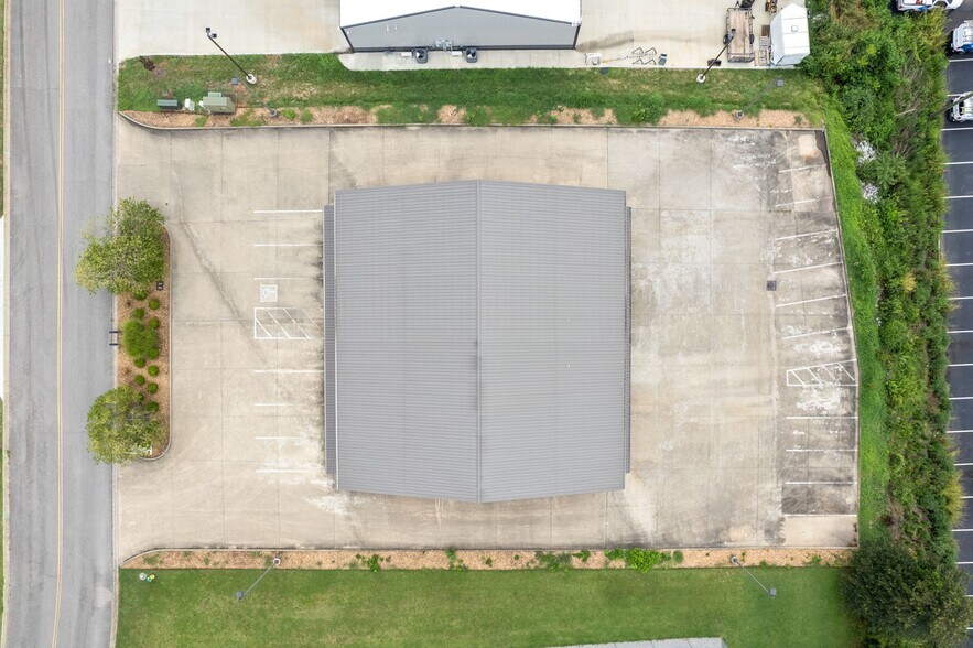 More Photos Of 219 Industrial Dr, Clarksville Warehouse For Lease