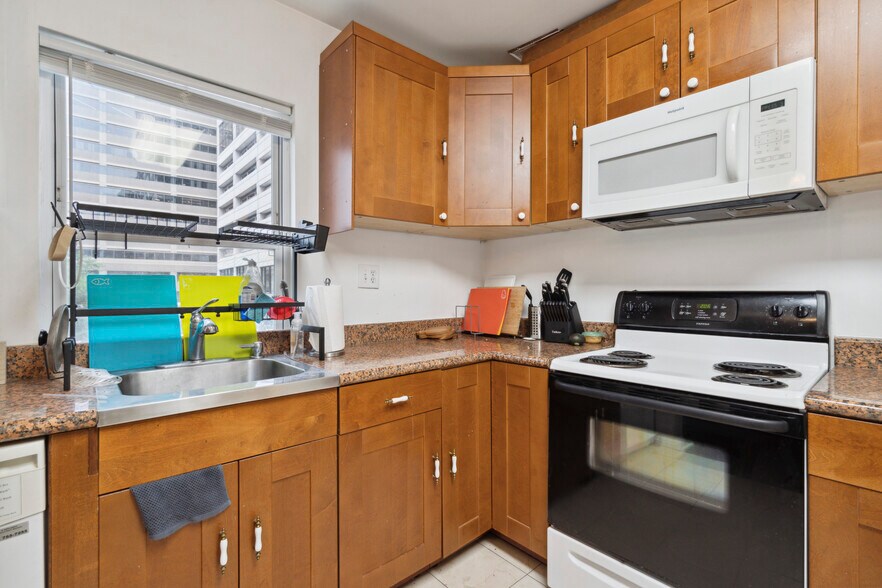 More Photos Of 23-25 S 19th St, Philadelphia Storefront Retail Office For Sale