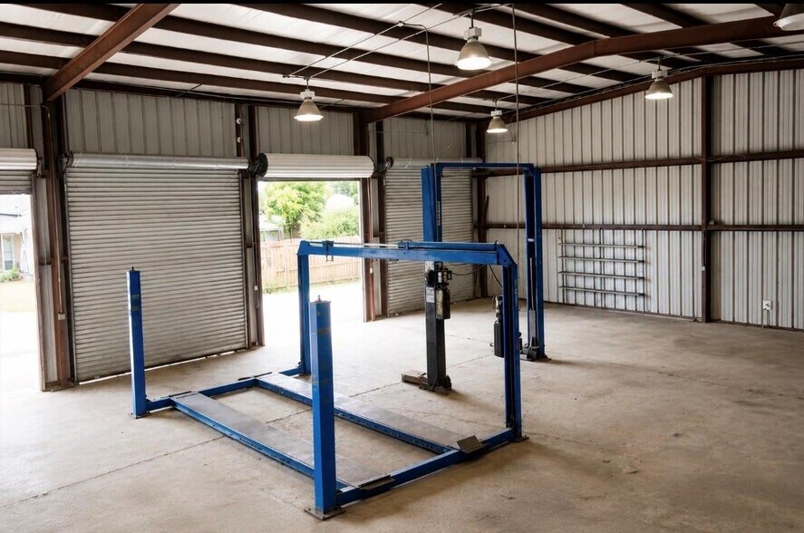 More Photos Of 3919 Harrisburg Blvd, Houston Flex For Lease