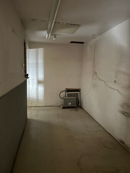 More Photos Of 1575 Roadrunner, Camp Verde Distribution For Lease