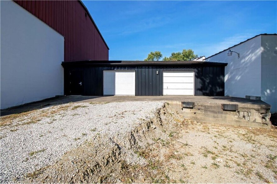 More Photos Of 390 E Wood St, Shreve Flex For Lease