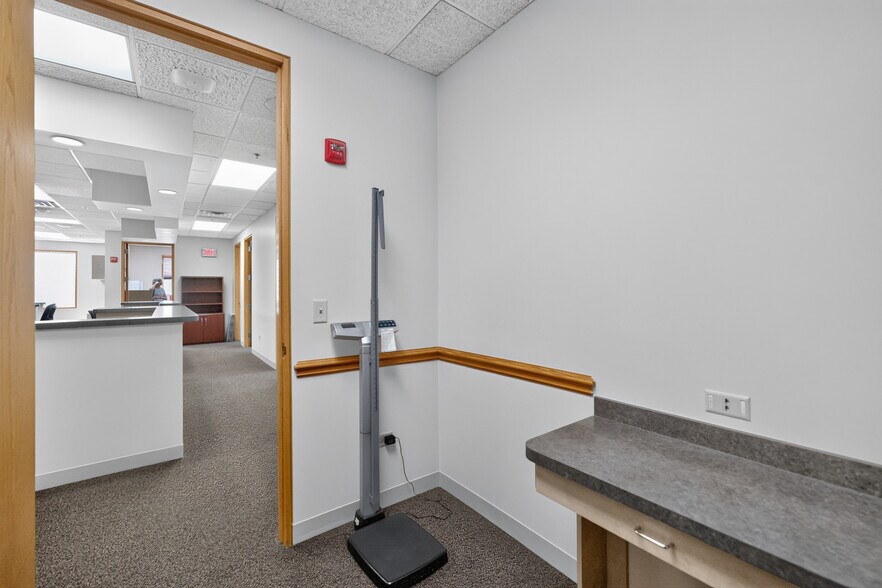 More Photos Of 290 Springfield Dr, Bloomingdale Medical For Lease