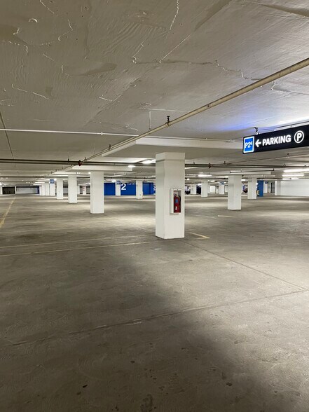 More Photos Of 49 W Maryland St, Indianapolis General Retail For Lease