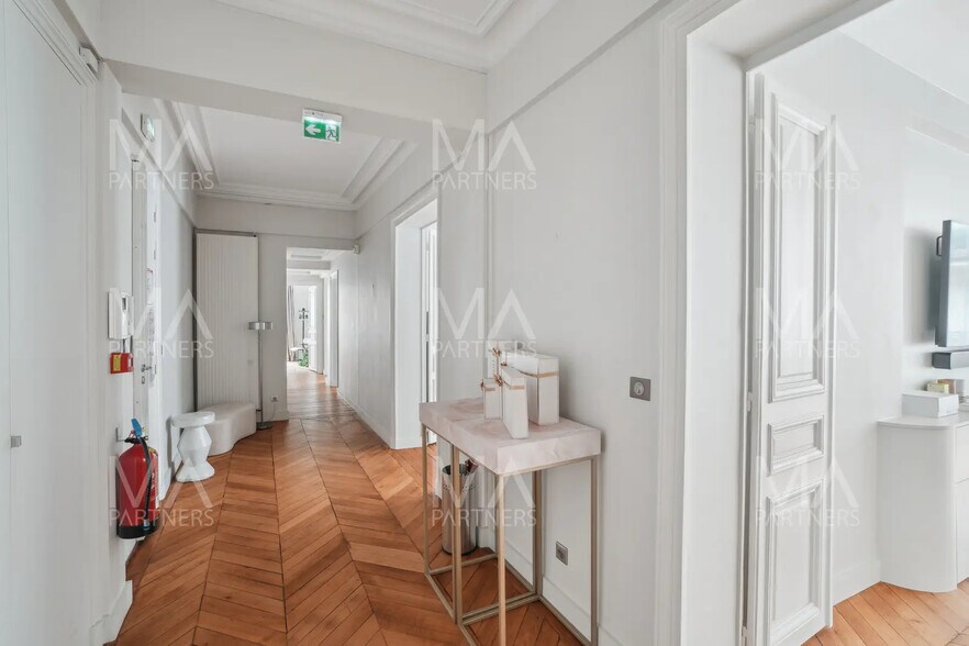 More Photos Of 14 Rue Clément Marot, Paris Office For Sale
