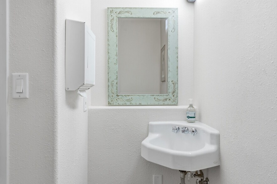 More Photos Of 2074 Galisteo St, Santa Fe Medical For Sale
