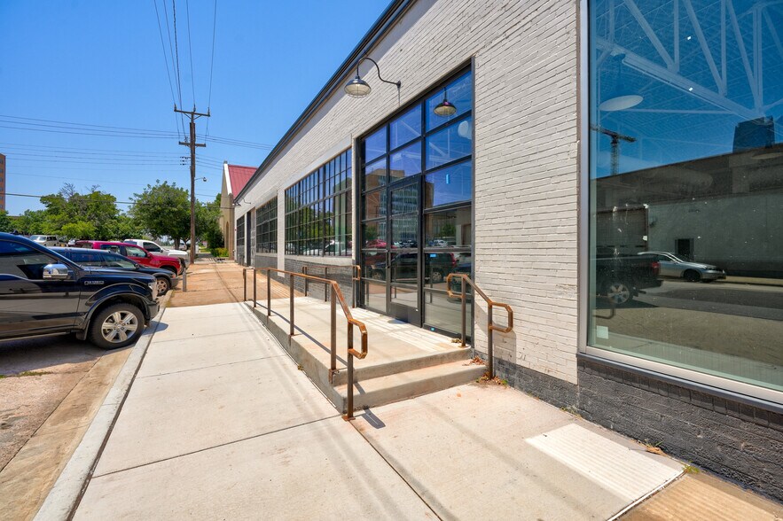More Photos Of 801 N Broadway Ave, Oklahoma City Storefront Retail Office For Lease