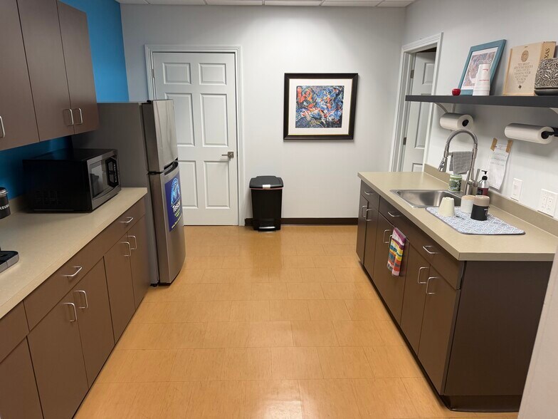 More Photos Of 9955 Crosspoint Blvd, Fishers Office For Sale