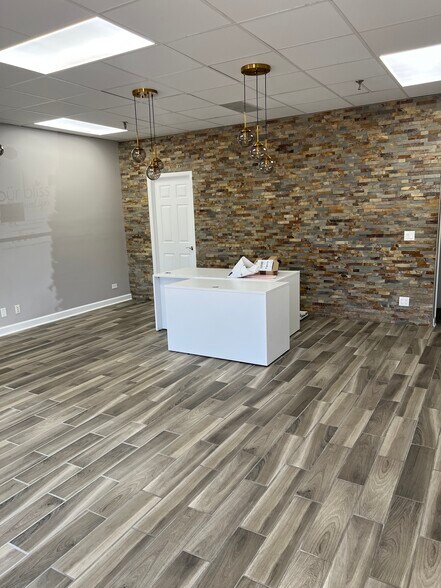 More Photos Of 2020 Dean St, St Charles Office For Sale