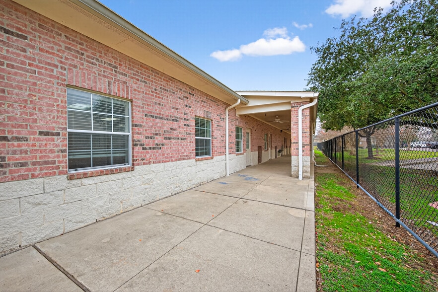 More Photos Of 8525 Queenston Blvd, Houston Freestanding For Sale
