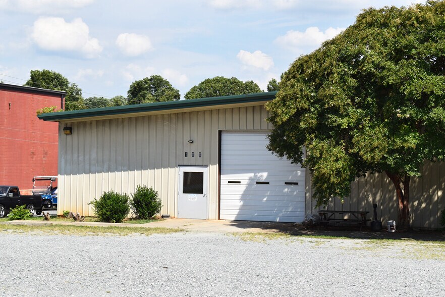 More Photos Of 100 E Newberry Ave, Liberty Manufacturing For Lease