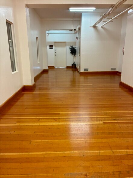 More Photos Of 2141 Mission St, San Francisco Loft Creative Space For Lease