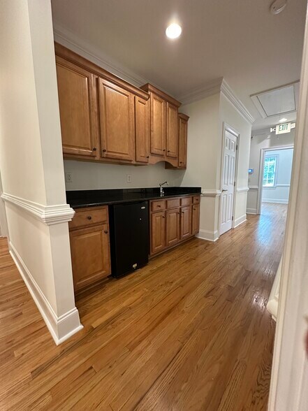 More Photos Of 2255 Sewell Mill Rd NE, Marietta Office For Lease