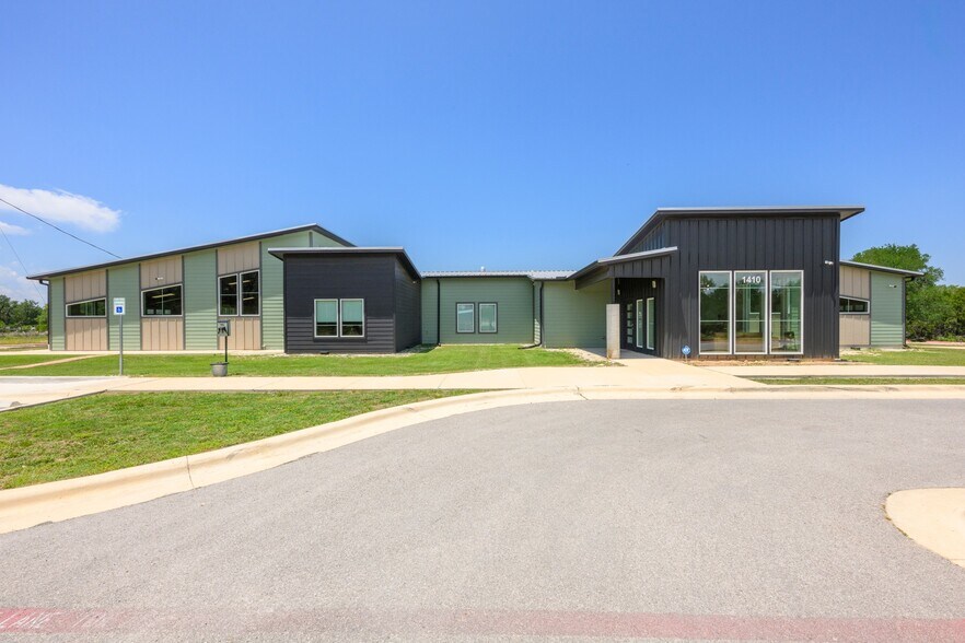 More Photos Of 1410 Live Oak Rd, Leander Showroom For Sale