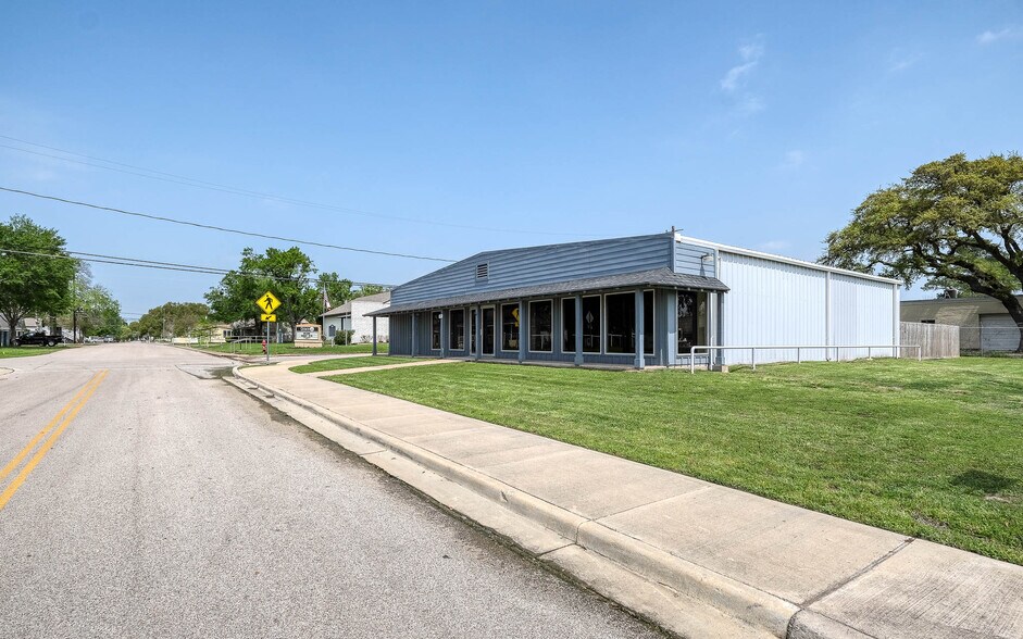 More Photos Of 1118 Smith St, Waller Showroom For Sale