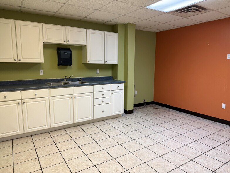 More Photos Of 15060 West Dr, Houston Manufacturing For Sale