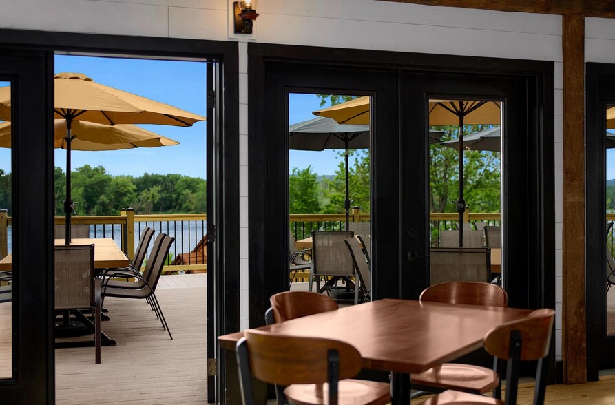 More Photos Of 115 N Shore Dr, Fountain City Restaurant For Sale