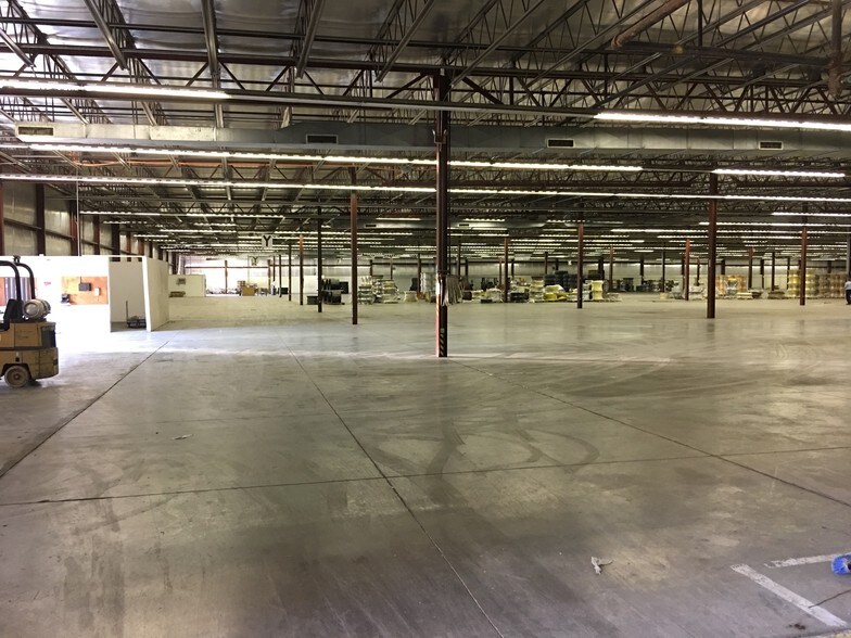 More Photos Of 803 SW Lorraine St, Leon Distribution For Sale