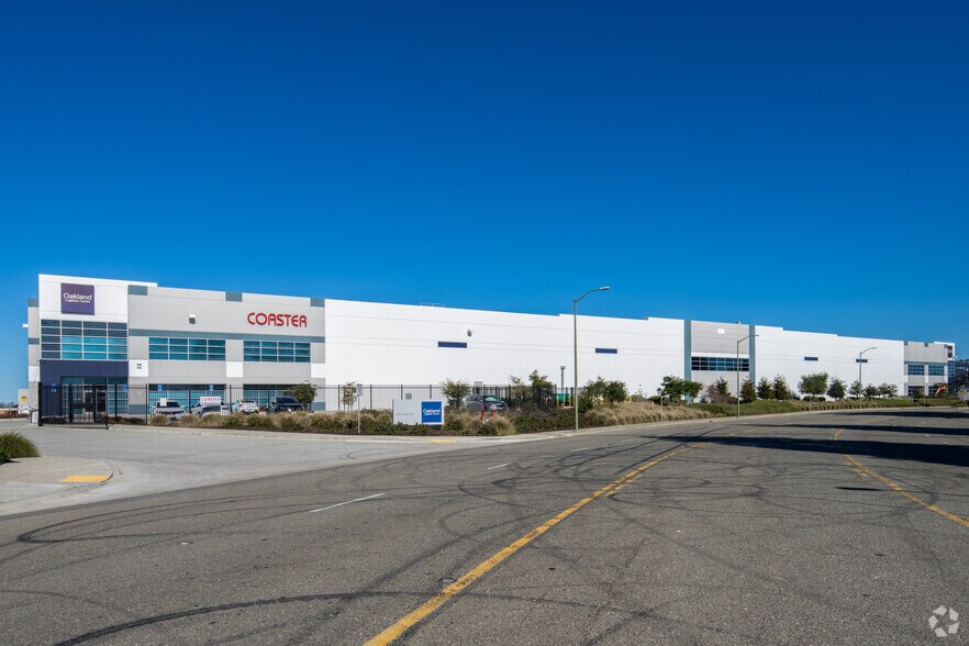 More Photos Of 8350 Pardee Dr, Oakland Distribution For Lease