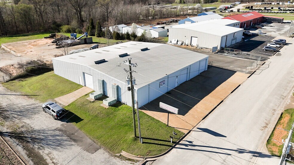 More Photos Of 39 N Madison Dr, Humboldt Showroom For Sale