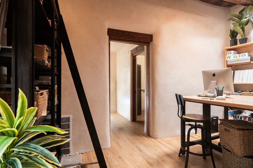 More Photos Of 312 Read St, Santa Fe Freestanding For Sale