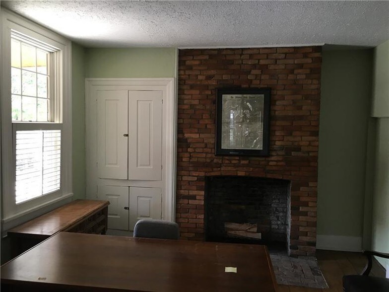 More Photos Of 323 S Main St, Zelienople Office Residential For Lease
