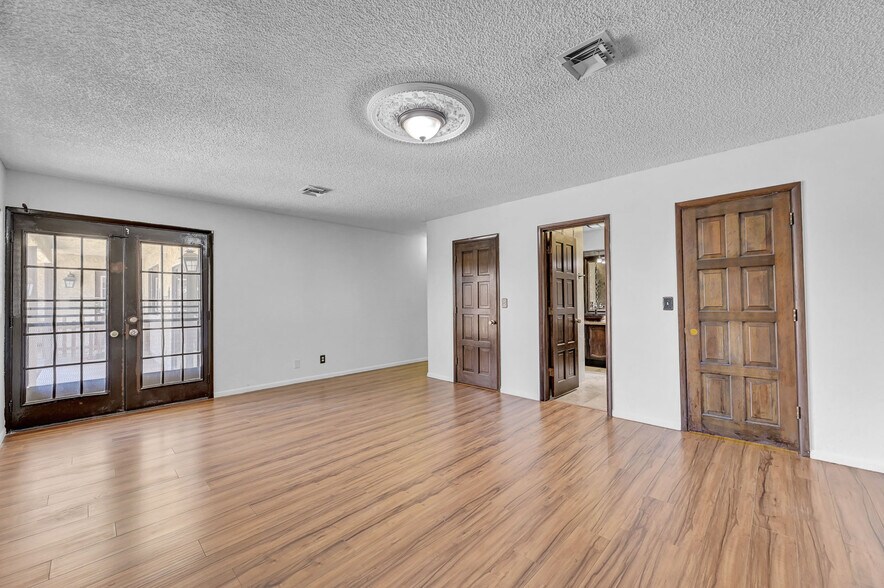 More Photos Of 6975 Obannon Dr, Las Vegas Office Residential For Lease