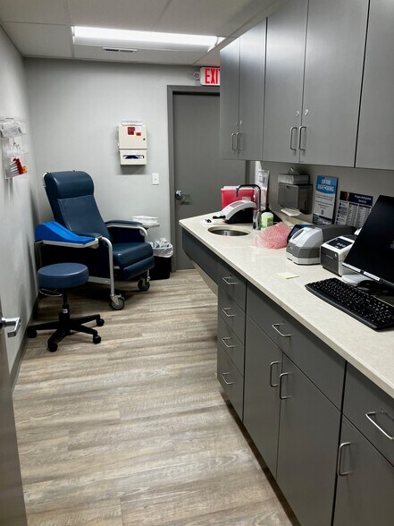 More Photos Of 1305 Chestnut St, West Bend Medical For Lease